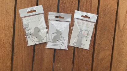 Dog sitting Magnet - Stainless steel - Illustrated Card - Made in USA